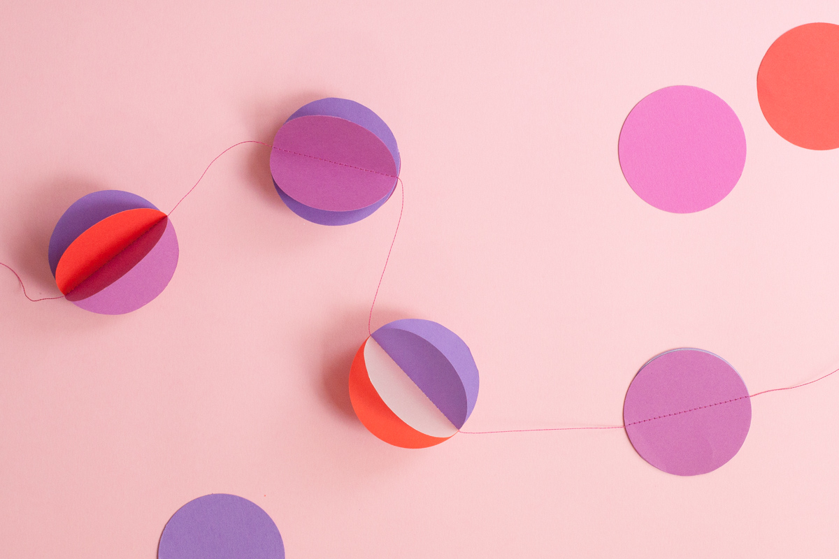 3D paper circle garland - Some pretty paper and a thread is all it takes... - www.yeswemadethis.com