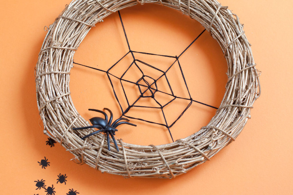 Last-minute Halloween wreath - Pressed with time for Halloween deco? This spiderweb wreath can be made in half an hour! - www.yeswemadethis.com