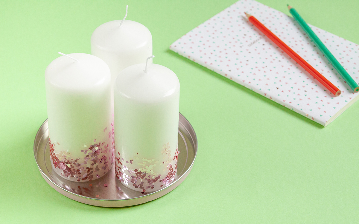 How to Make Glitter Candles - Learn how to make simple glitter candles in this DIY! - www.yeswemadethis.com