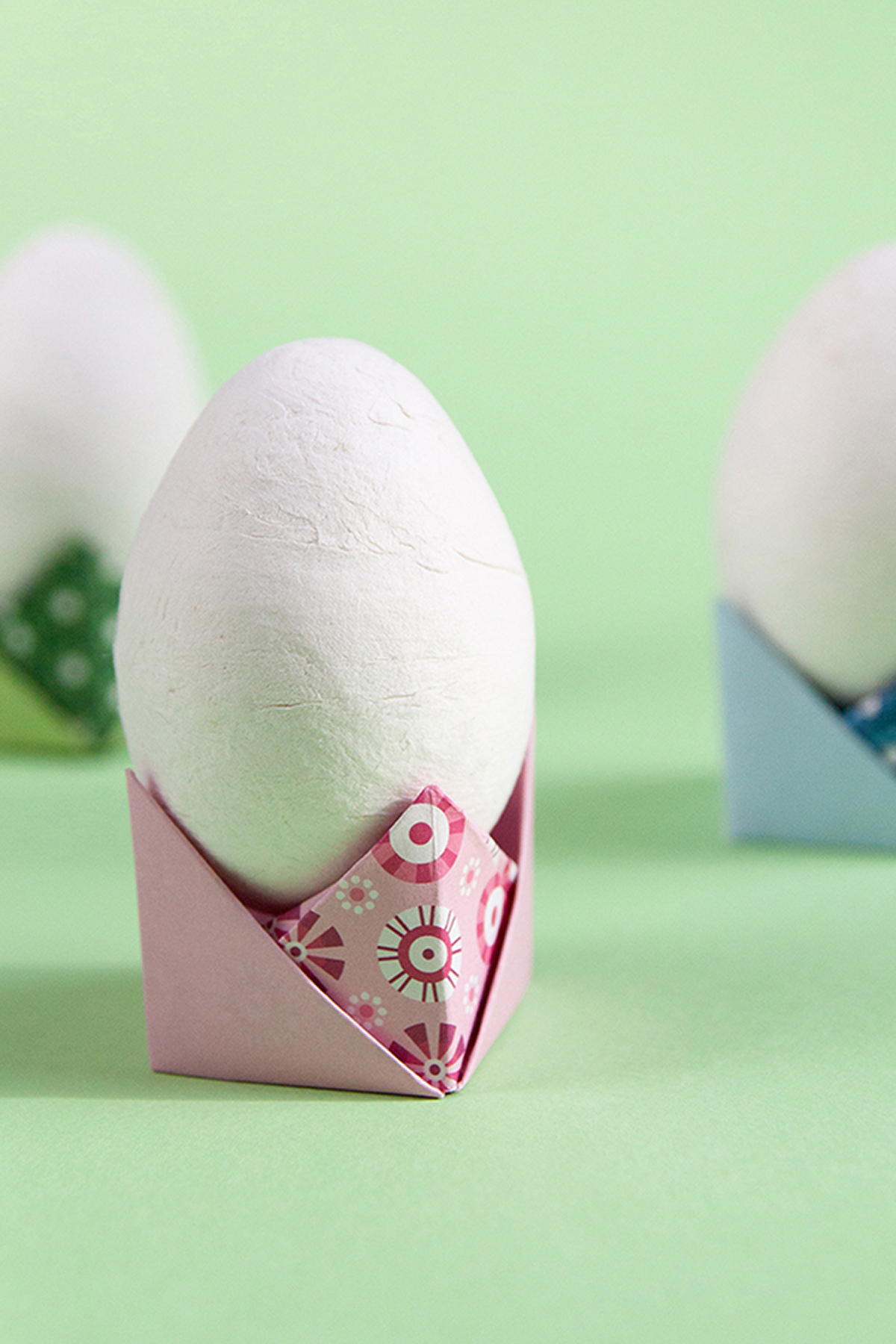 Origami Easter egg stand - DIY paper Easter egg holder with folding instructions - www.yeswemadethis.com