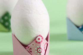 Origami Easter egg stand - DIY paper Easter egg holder with folding instructions - www.yeswemadethis.com