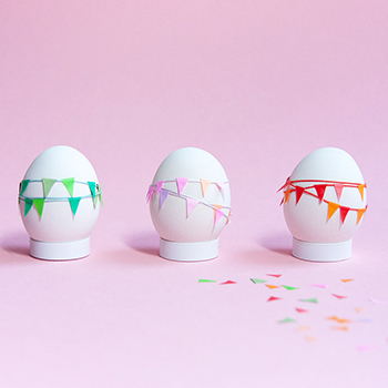 Mini Garland Easter Eggs - a simple Easter egg decoration idea - www.yeswemadethis.com