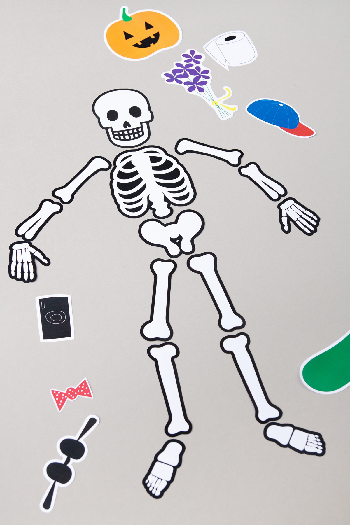 Скелет из бумаги на Хэллоуин